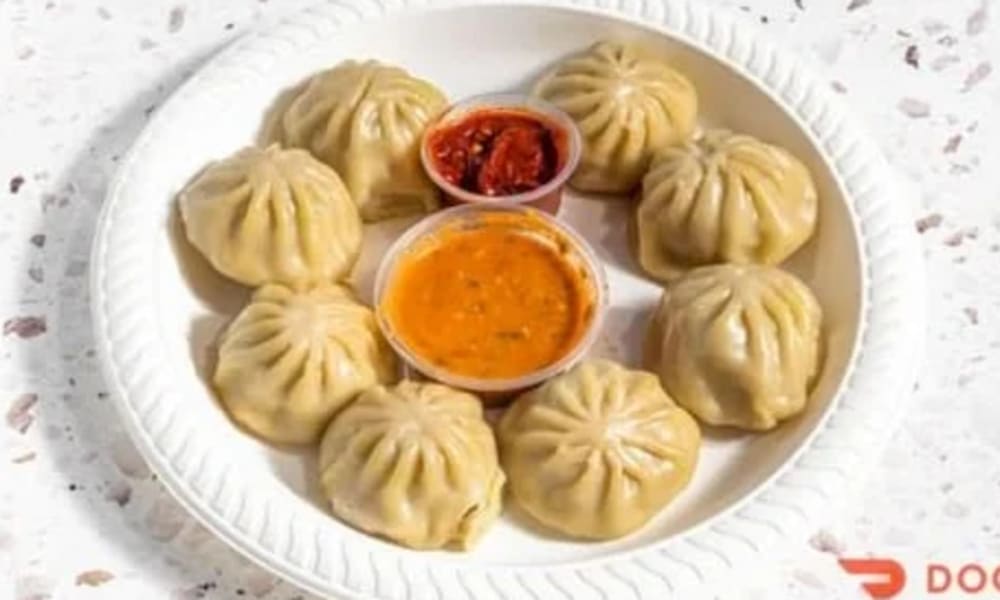 Steamed chicken momos with dipping sauce
